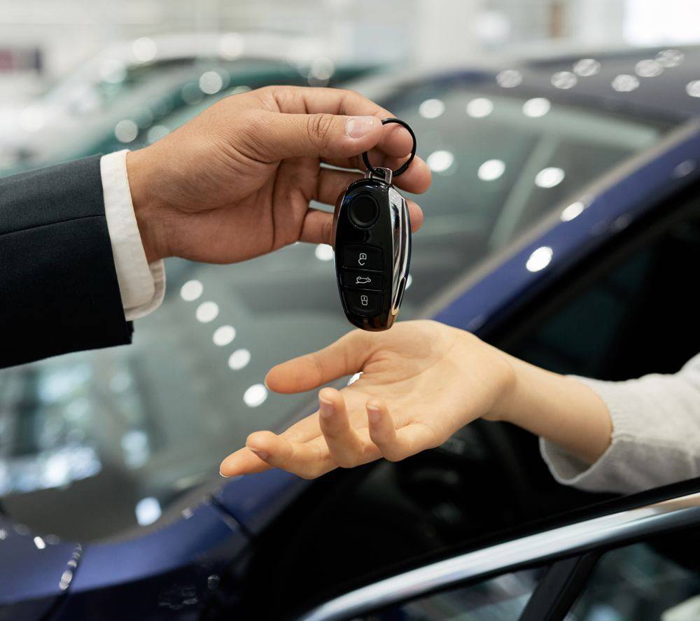 Consegna delle chiavi di un'auto nuova in concessionaria