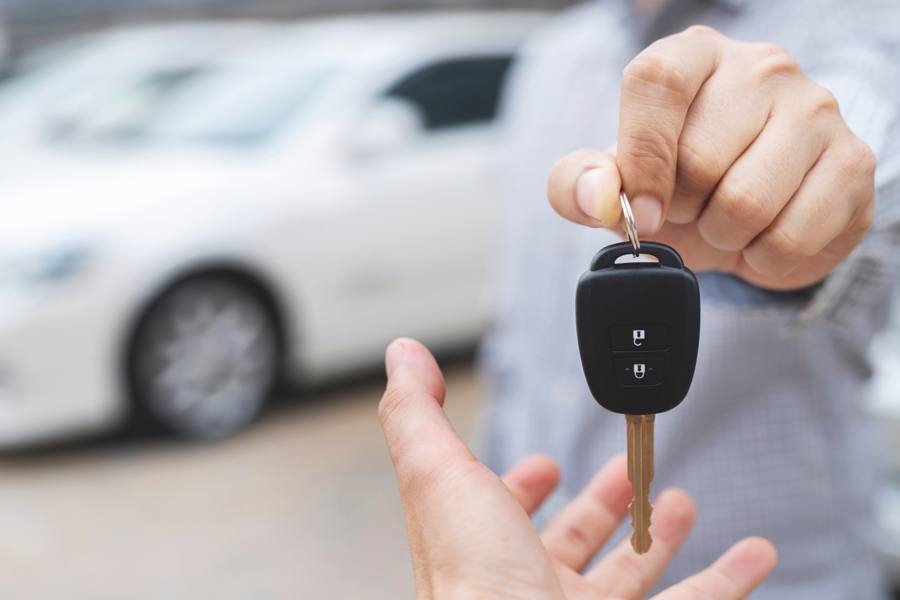Consegna delle chiavi di un'auto al cliente